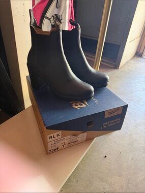 Blundstone Black Leather Chelsea Ankle Boots with Heel